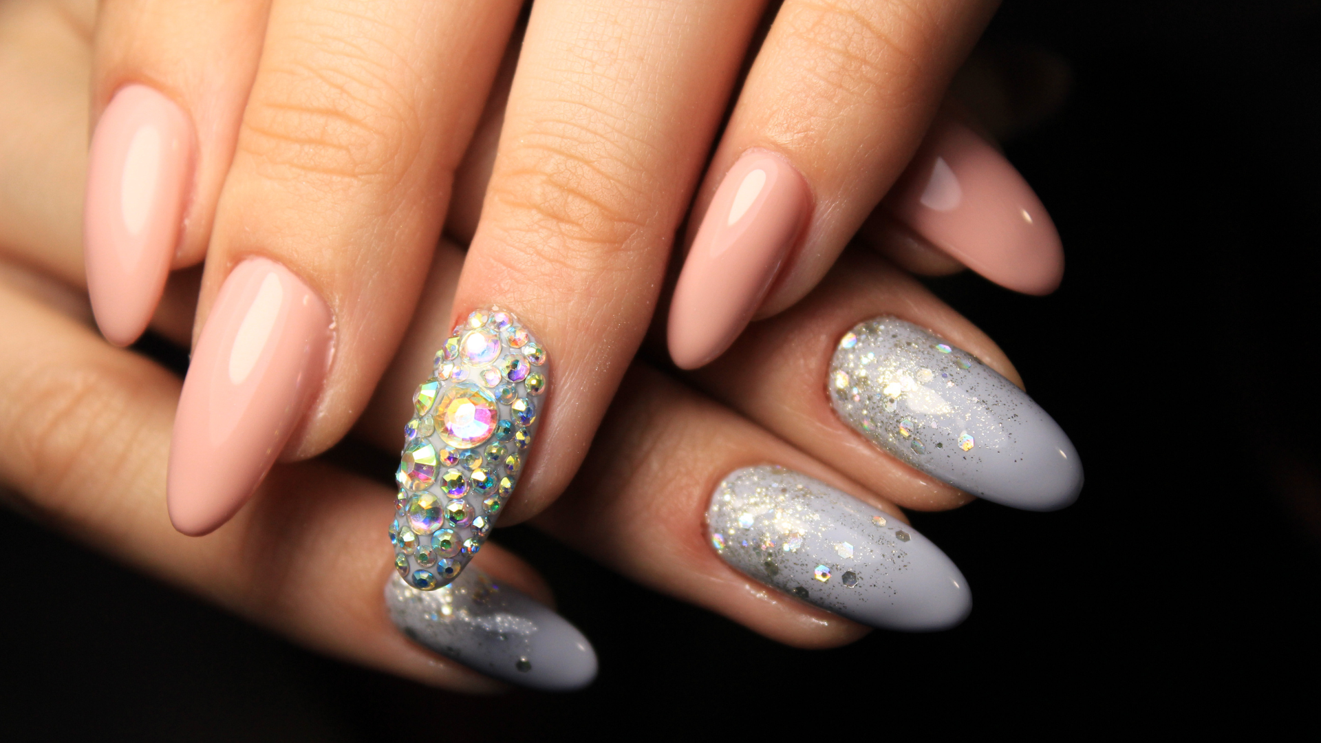 Summer Almond Nails That Shine