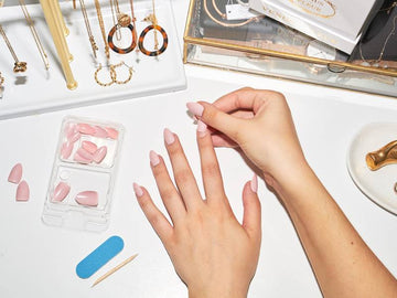 Press on Nails vs Acrylic Nails: What are The Main Differences