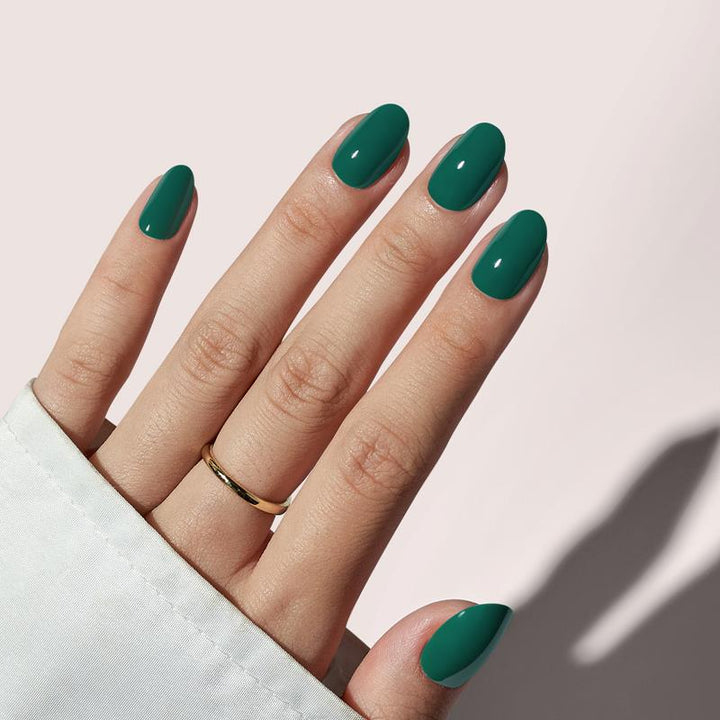 Classic solid emerald green nail designs