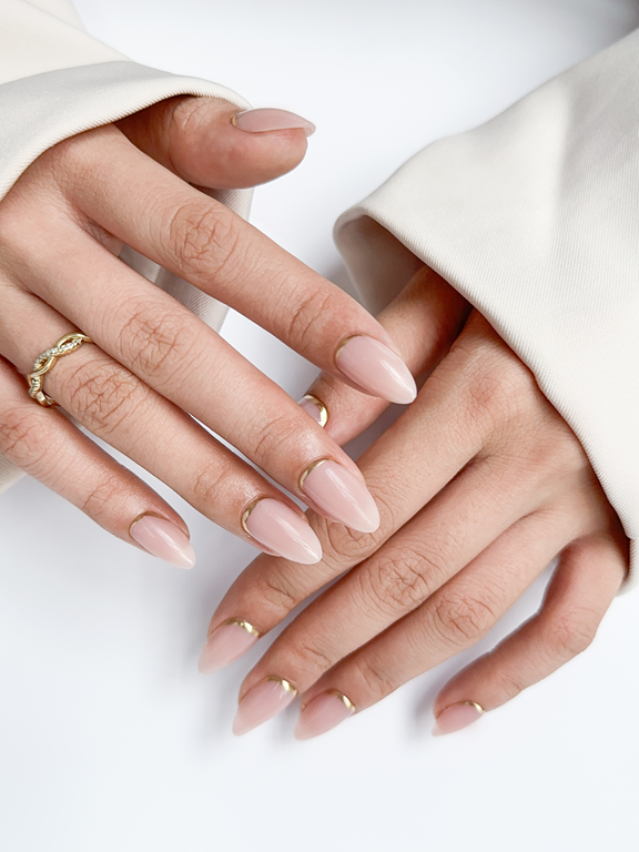 Ongles d’amande Gold End - Appuyez sur les ongles