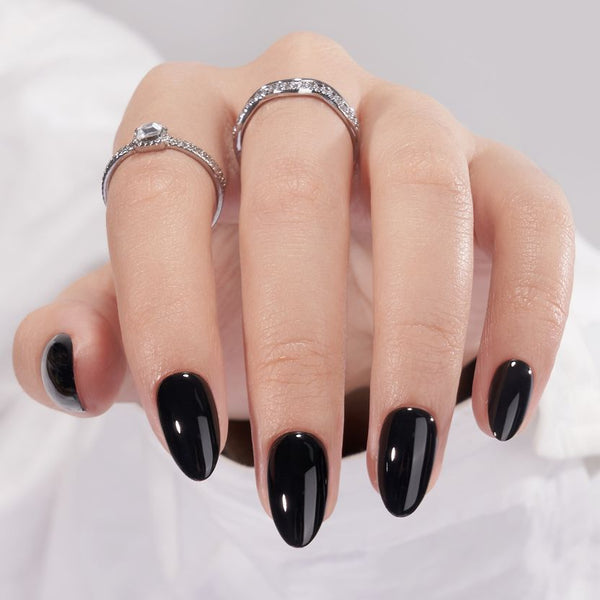 Schwarze Samt-Mandelnägel – Nägel aufdrücken