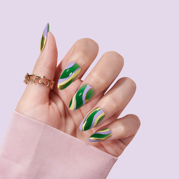 Uñas de almendra verde ondulada - Presione sobre las uñas